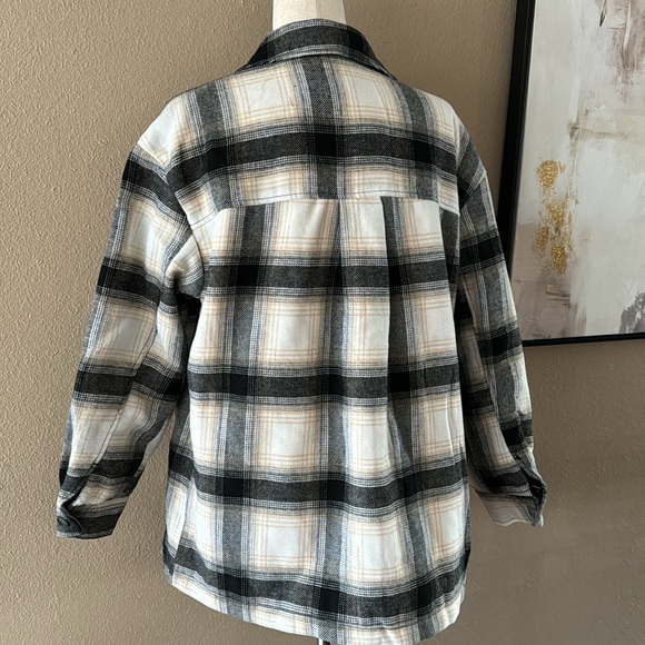 🆕Fur lined plaid oversized shacket - Picture 10 of 10
